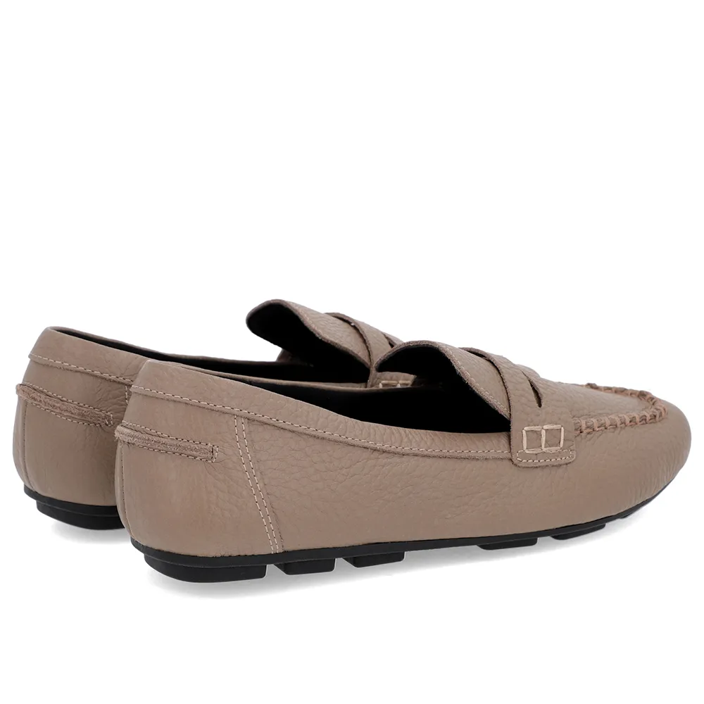Loafer Marrom Claro em Couro com Costuras Detalhadas Confortáveis