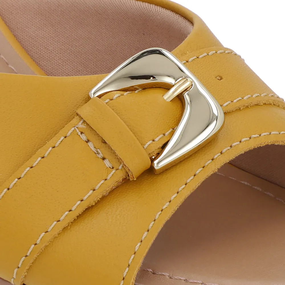 Tamanco Amarelo em Couro com Enfeite Elegante e Conforto Premium