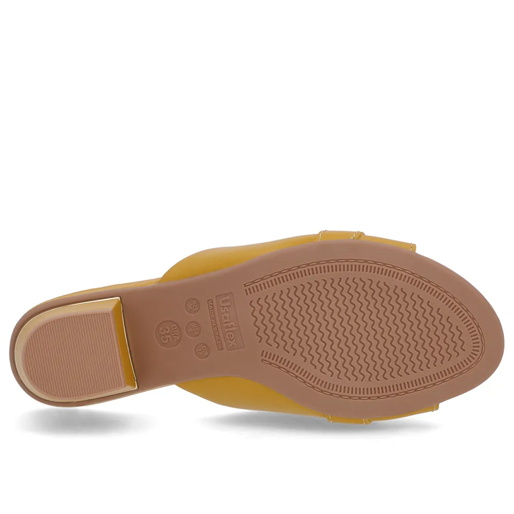 Tamanco Amarelo em Couro com Enfeite Elegante e Conforto Premium