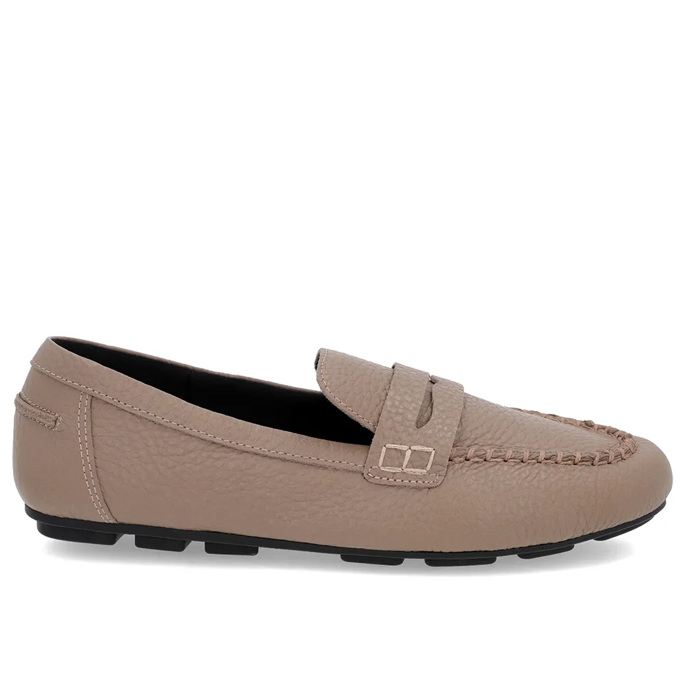 Loafer Marrom Claro em Couro com Costuras Detalhadas Confortáveis