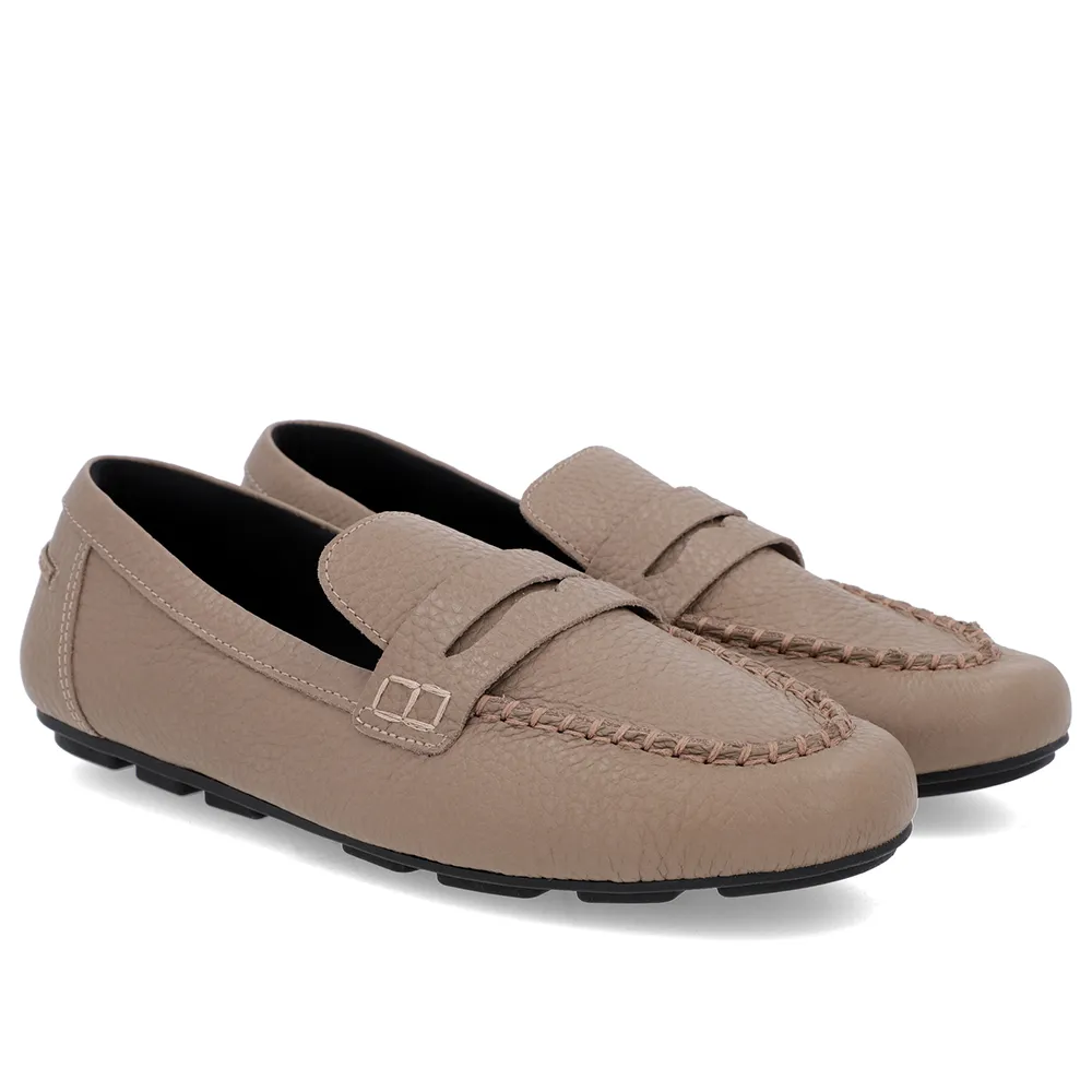 Loafer Marrom Claro em Couro com Costuras Detalhadas Confortáveis
