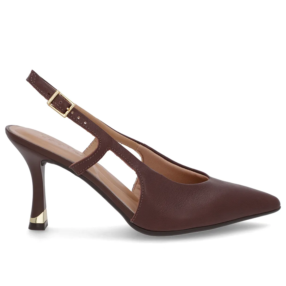 Slingback Marrom com Tira Lateral em Couro Texturizado Elegante